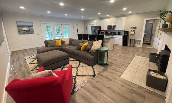 Spring City House | Laid back lake house with huge yard and fire pit. Family/Fisherman paradise!