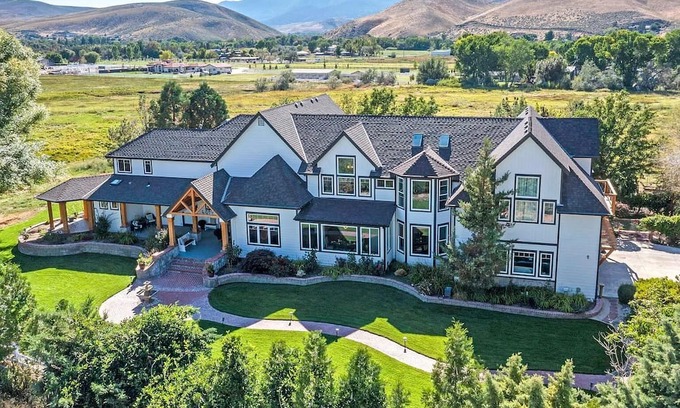 Reno House | Luxury short term corporate, travel nurse, executive home 30 day minimum.