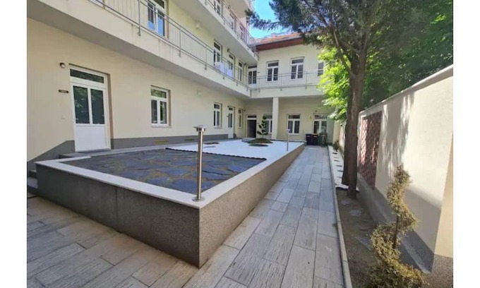 Krisztinavaros Apartment | cozy apartment with king size bed room 103