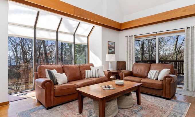 Wintergreen House | New Listing! 3 min to ski w/hot tub and fireplace. Dog-friendly!