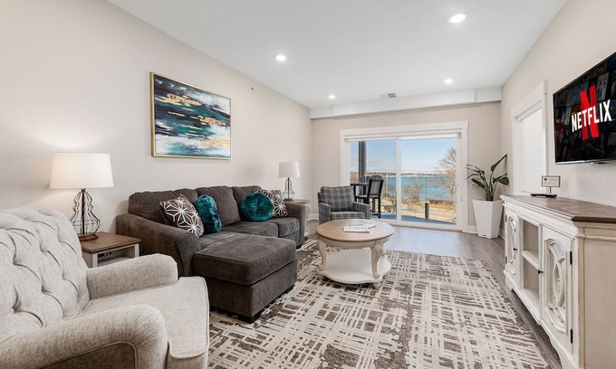 Traverse City Condo | ♛ 539 Bay St ⁀➷ Luxury Downtown 2BDR Lake View Penthouse Condo steps to Beach! ➠ 302W