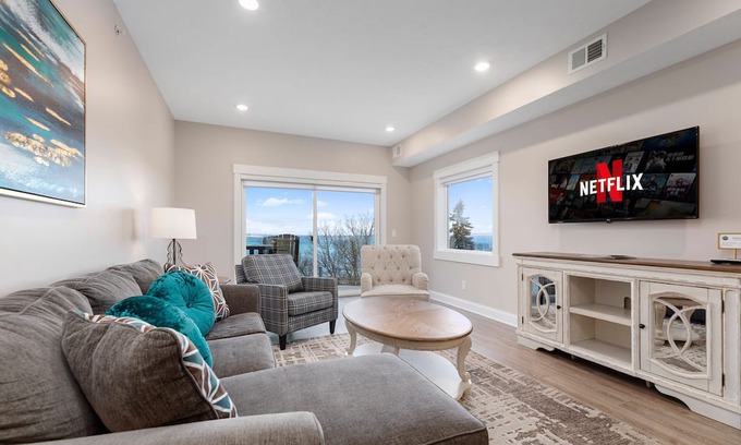 Traverse City Condo | ♛ 539 Bay St ⁀➷ Luxury Downtown 2BDR Lake View Penthouse Condo steps to Beach! ➠ 402W