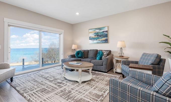 Traverse City Condo | ♛ 539 Bay St ⁀➷ 2BDR Lake View 1st Floor Condo steps to Beach! ➠ 103E