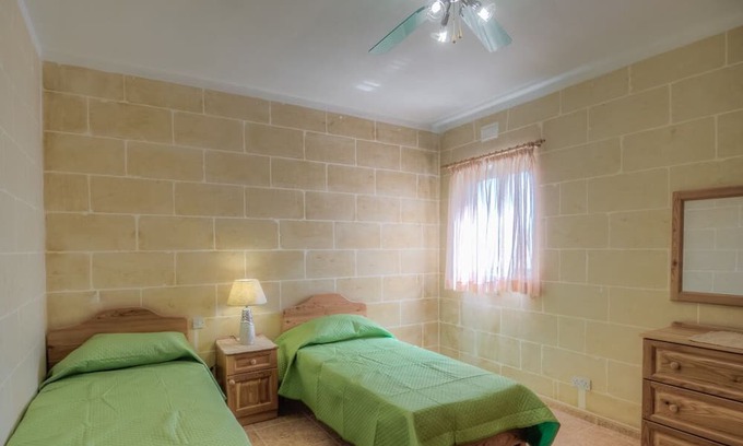 Victoria Apartment | Modern 3rd floor penthouse + air conditioning in a perfect location in Victoria