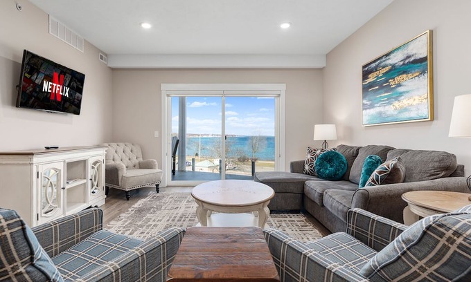 Traverse City Condo | ♛ 539 Bay St ⁀➷ 3BDR Lake View Penthouse Condo on West Bay ➠ 401W