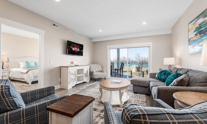 Traverse City Condo | ♛ 539 Bay St ⁀➷ Luxury Downtown 3BDR Lake View 2nd Floor Condo on West Bay ➠ 201W