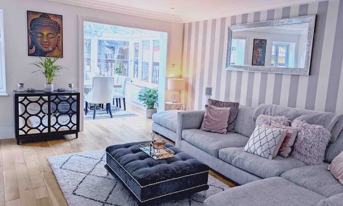 Runnymede House | Beautiful home - 5 mins Virgina Water & 20 mins Chiswick