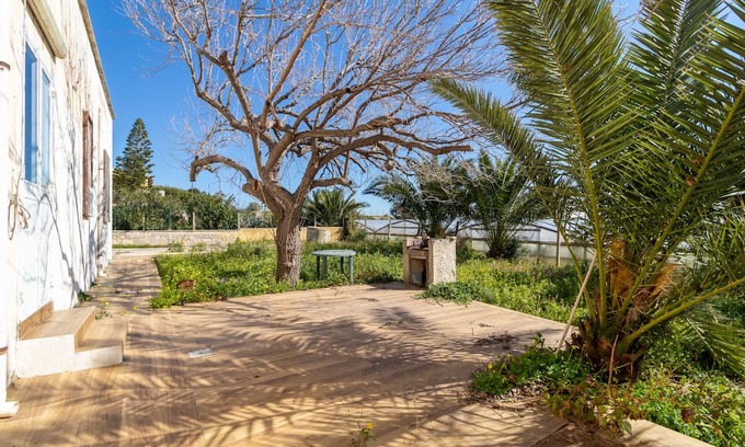 Acate Apartment | Holiday Apartment 'Appartamento con giardino' with Sea View, Shared Terrace & Garden