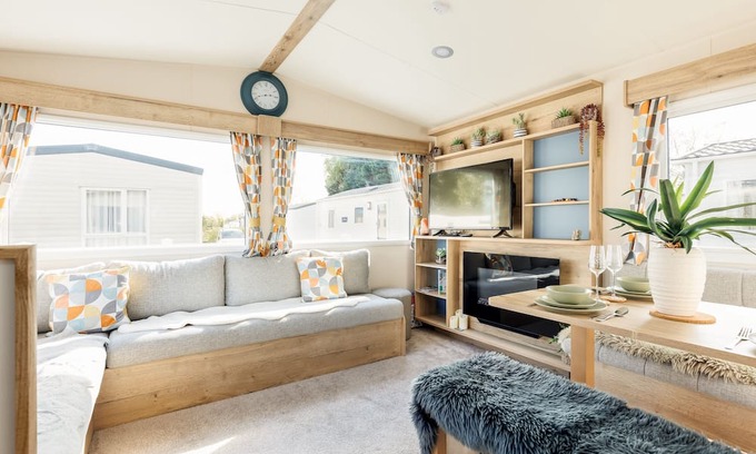 Hamworthy Apartment | Prosecco Palace - a caravan that sleeps 4 guests in 2 bedrooms