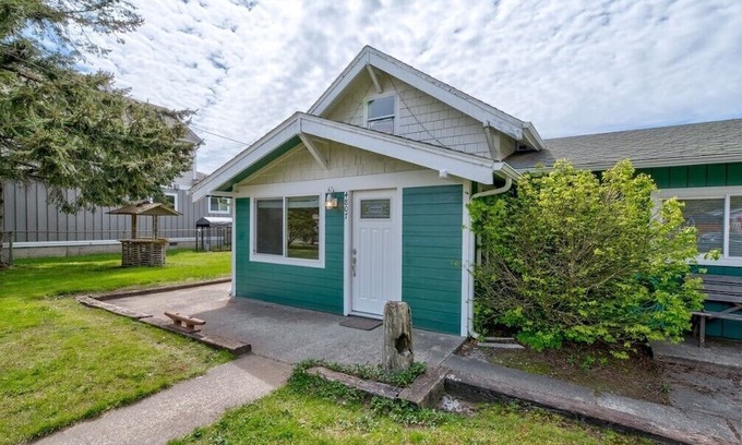 Seaview House | Pets OK, Fenced Yard, Close to Town (SVBApt)