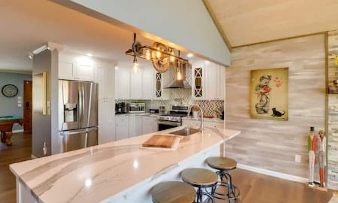Higden House | Lakeside Retreat on 10 Secluded Wooded Acres
