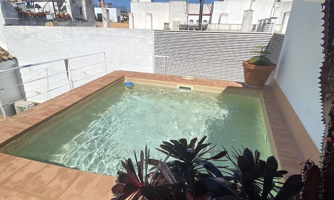 Encarnacion-Regina House | House with pool in the historic center of Seville.