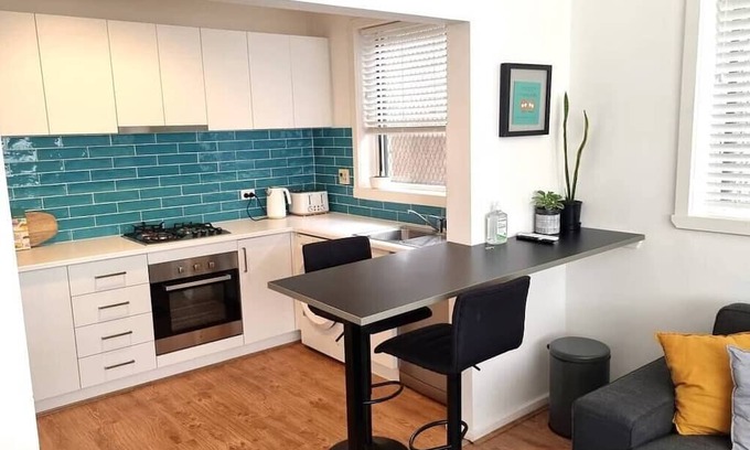 Saint Kilda South Apartment | Chic central St Kilda 2 bed 8 mins walk to beach
