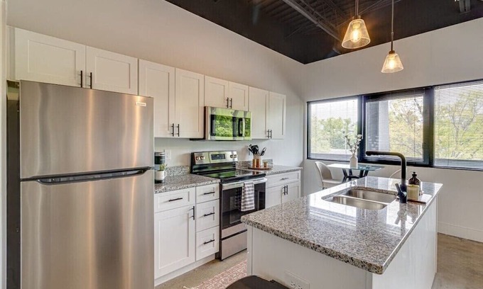Nashville Apartment | Studio with 2 Queen Beds 7 mins to DT!