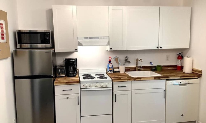 West End Apartment | Red Door Retreat:Low Pet Fee Tiny Home Near Dwntwn
