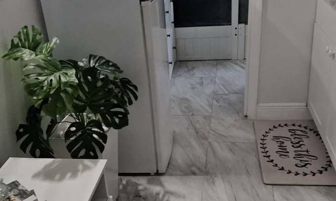 Ludlam Apartment | Cozy Apartment With Space for 4. Lovely and Quite Neighborhood