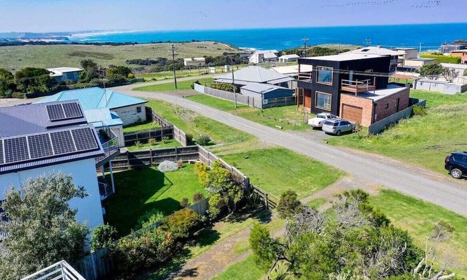 Kilcunda House | Kilcunda surf-beach, ocean-views two-storey beach shack on the Bluff