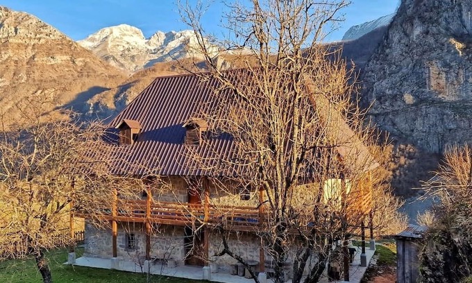 Curraj I Eperm House | 5 Minutes from the Center/best View/bio Food, Calmly!