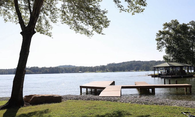 Ten Mile House | Beautiful, Modern Lakehouse on Watts Bar Lake