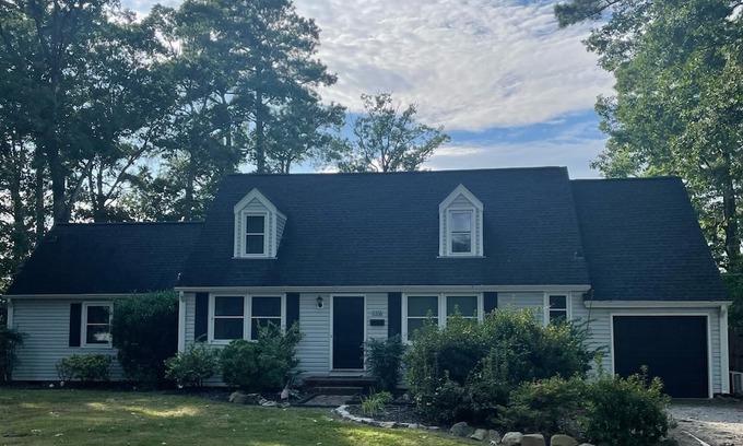 Northeast Virginia Beach House | Charming Farmhouse on a Lake! 10 minutes from Oceanfront