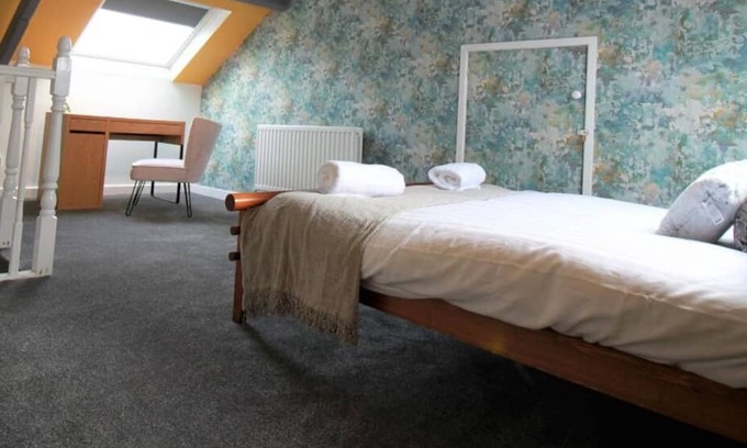 Gateshead Apartment | Spacious 4 bed flat with free parking