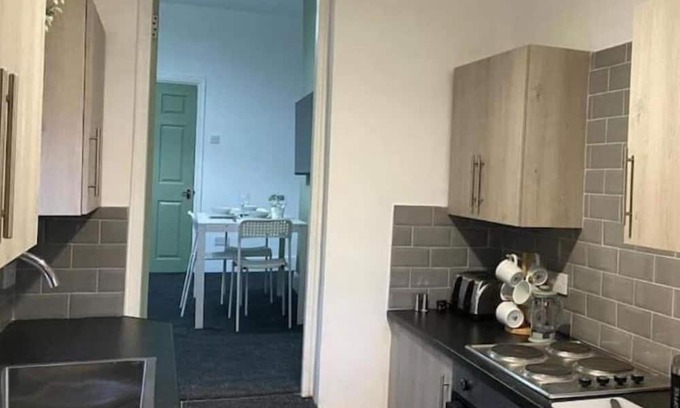 Gateshead Apartment | 3 bdrm flat 5 beds, free parking