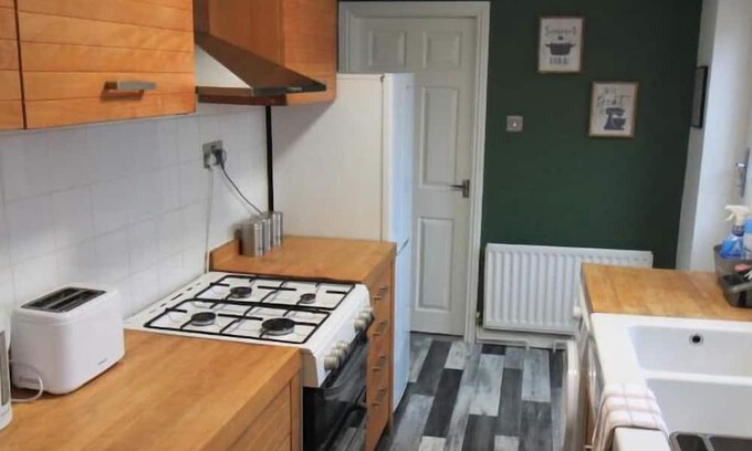 Gateshead Apartment | Cosy 3 bedroom apt free parking central location