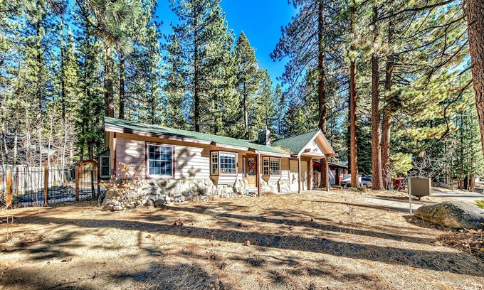 Montgomery Estates Cottage | The Lazy Bear's Den roomy 2 bedroom updated cabin,