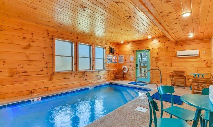 Gatlinburg - Pigeon Forge Cabin | 🎉 PRIVATE Indoor👙Pool w/ FIRE PIT 🔥& Room for 18 Guests!