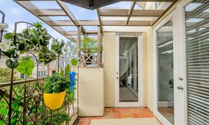 Airport Area Condo | ELEGANT PRESTINE New Remodel. Ideal for one Adult