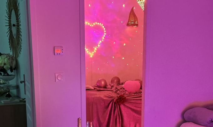 Freneuse Apartment | Romantic Apartment with Private Jacuzzi