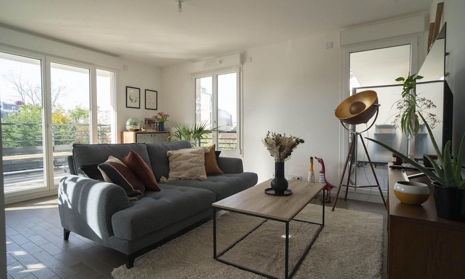 Puteaux Apartment | Modern Apt With Balcony Near Paris
