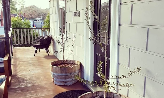 Healesville House | Temora House is the Queen of main street & sits high over beautiful Healesville
