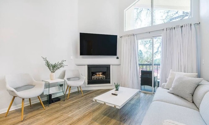 Warner Center Apartment | Resort-like | Gated | 1BD Condo | Parking | Pool