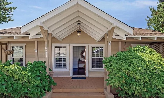 Guerneville House | The Caribbean Queen - 2br, 1ba, dtwn + hot tub