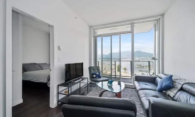 Downtown Eastside Apartment | Bright and Modern One Bed Penthouse