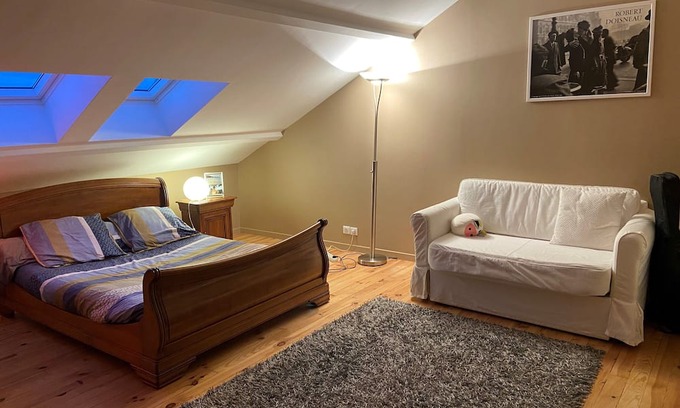 Marnes-la-Coquette Bed & Breakfast | Bedroom with private bathroom in a bungalow near Paris
