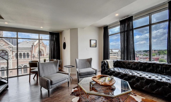 Downtown Austin Apartment | The Littlefields by Lodgewell, Corner Loft Trio of Balconies
