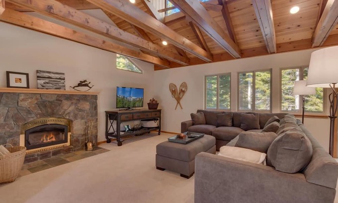 Truckee House | Deer Hollow- Hot Tub- Ski Shuttle- Northstar HOA Access