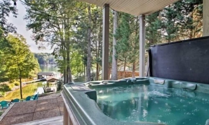 North Shore House | Got It All - 3 Kayaks, 1 Canoe, Hot Tub, Wifi, Ping Pong, Sandy beach, Firepit.