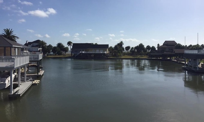 Jamaica Beach House | Gated Top and Bottom Deck Safe Children 3BR Sleeps 9 Bay Canal Great Fishing !