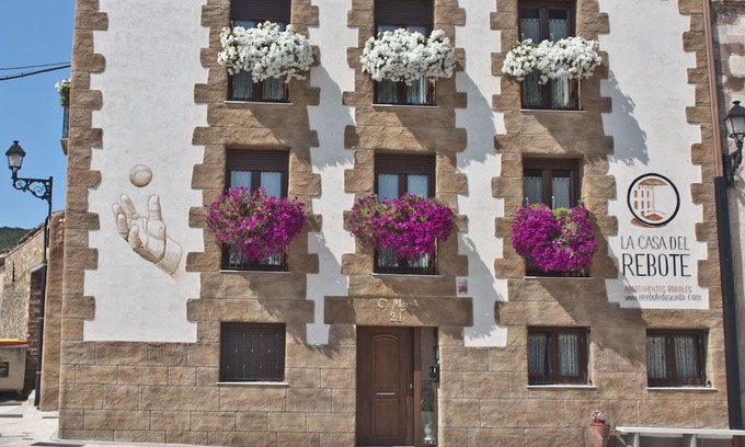 Acedo Apartment | THE HOUSE OF THE REBOUND. Barda study: 2 beds of 90cm, bathroom, living room-kitchen-dining room.