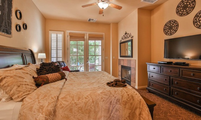 La Quinta Condo | Deluxe King Casita (T25-B)