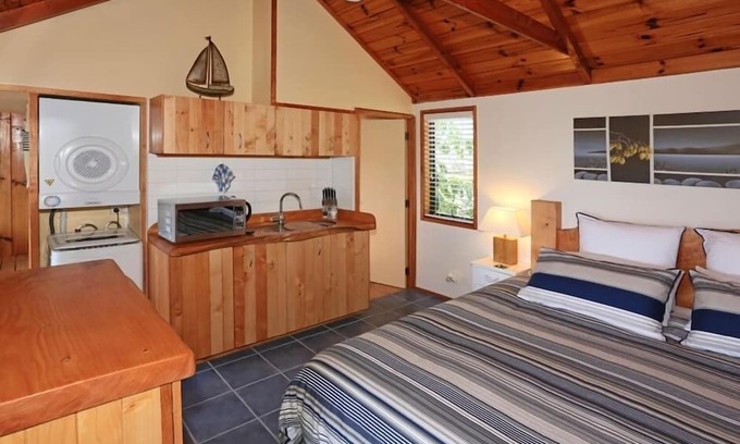 Waiheke Island House | SupaCute Cottage, Spa Bath,Dble Kayak, SKYTV, Wifi
