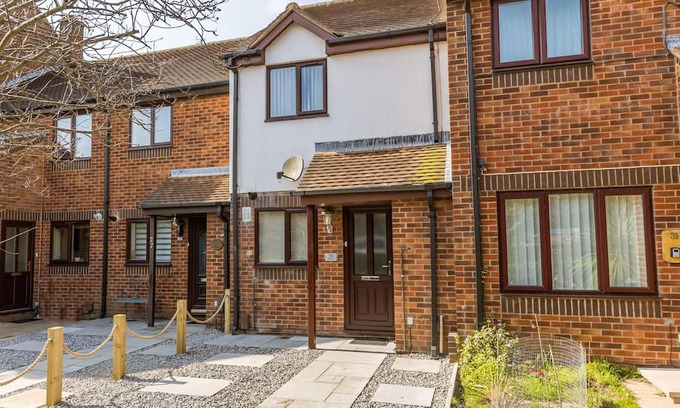 Poole Apartment | Solstice - a house that sleeps 4 guests in 2 bedrooms