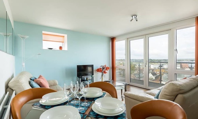 Poole Apartment | Ocean Escape - an apartment that sleeps 4 guests in 2 bedrooms