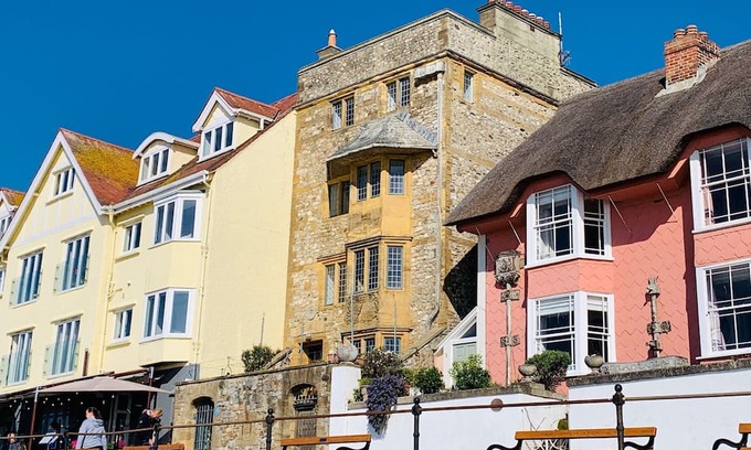 Lyme Regis Apartment | Sundial House Beachfront Arts & Crafts Period House