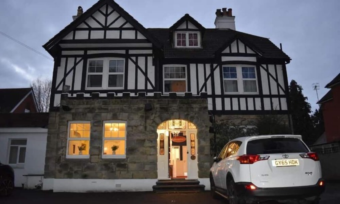 Horley Bed & Breakfast | Gatwick Castle B&B
