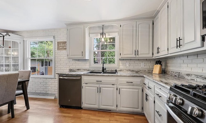 Green Bay House | House w Finished Garage Walk to Lambeau Bars Resch