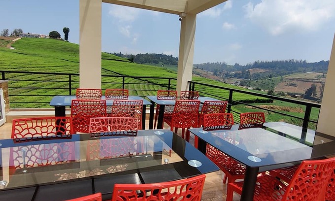 West Mere Hotel | Rose garden enclave for families